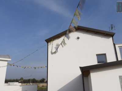 Dopo aver visitato la sala meditazione attraversiamo nuovamente il cortile dove vediamo svolazzare sulle nostre teste delle bandierine coloratissime. �Sono tibetane � ci dice Tarshito - sopra sono stampati dei mantra, preghiere che con l'aiuto del vento vengono donate a tutto l'Universo�
